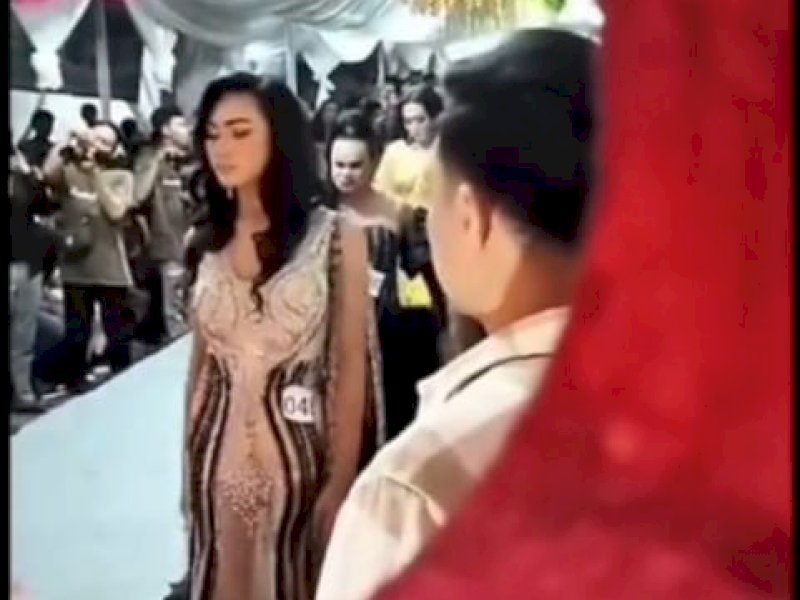 Kontes waria dibubarkan polisi di Makassar. @Jejakfakta/istimewa