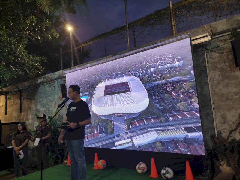 Calon Presiden Koalisi Perubahan Anies Baswedan menunjukkan desain Stadion Mattoanging kepada supporter PSM dan ratusan relawan di Makassar, Sabtu (18/11/2023).&nbsp;@Jejakfakta/dok. Relawan Anies