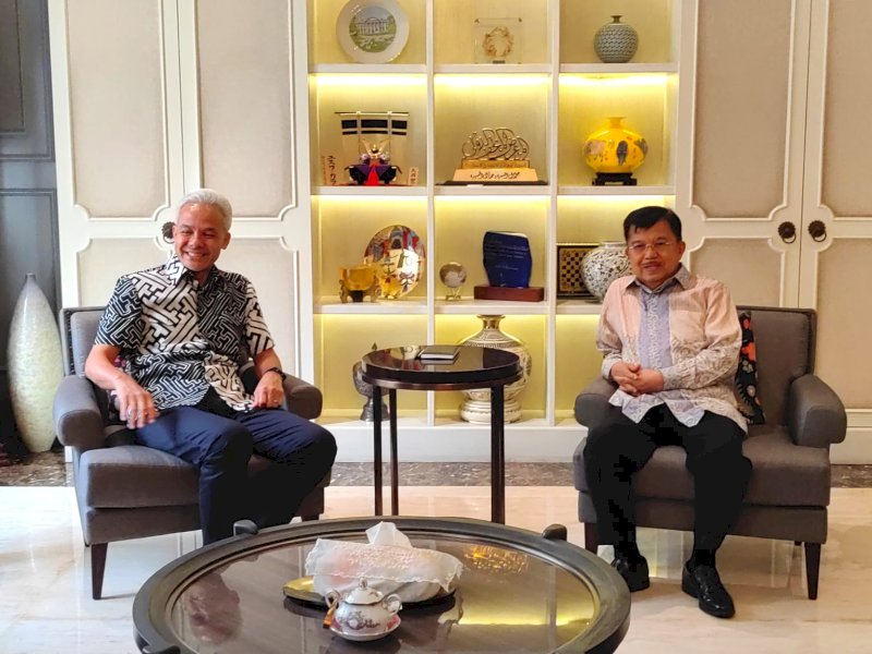 Wakil Presiden ke 10 dan 12, Jusuf Kalla menerima Capres Ganjar Pranowo di  dikediamannya, di jalan Brawijaya Raya, Jakarta Selatan, Minggu (19/11/2023). @Jejakfakta/Rudi Gunawan