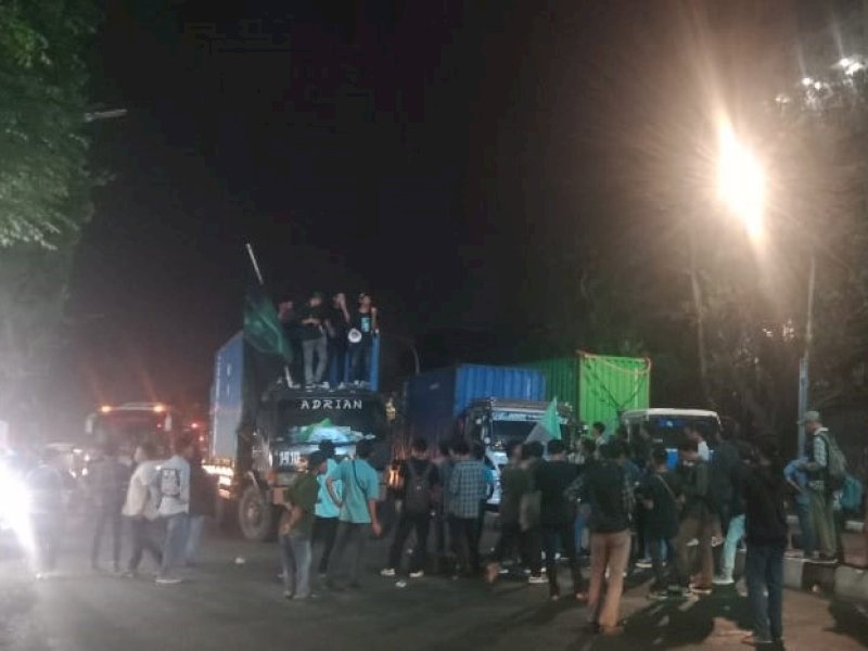 Ratusan massa HMI dari Cabang Gowa Raya dan Cabang Bima menggelar aksi di depan Kampus Universitas Islam Negeri (UIN) Alauddin Makassar, Senin (20/11/2023) malam. @Jejakfakta/Samsir