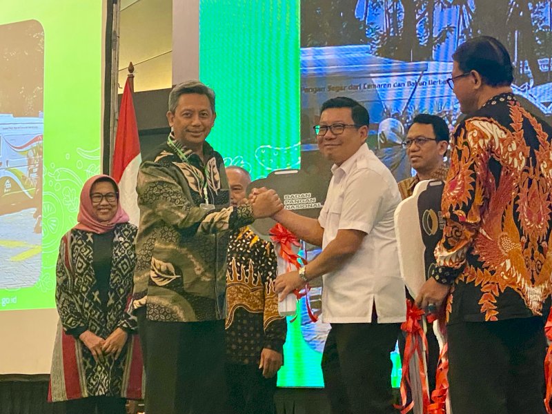 Pemprov Sulsel dalam hal ini Dinas Ketahanan Pangan, Tanaman Pangan, dan Hortikultura melalui Andi Muhammad Arsjad menerima penghargaan berupa Mobil Laboratorium Keliling dari Bapanas di di IPB International Convention Center, Bogor, Jawa Barat, Senin (20/11/2023). @Jejakfakta/dok. Humas Pemprov Sulsel
