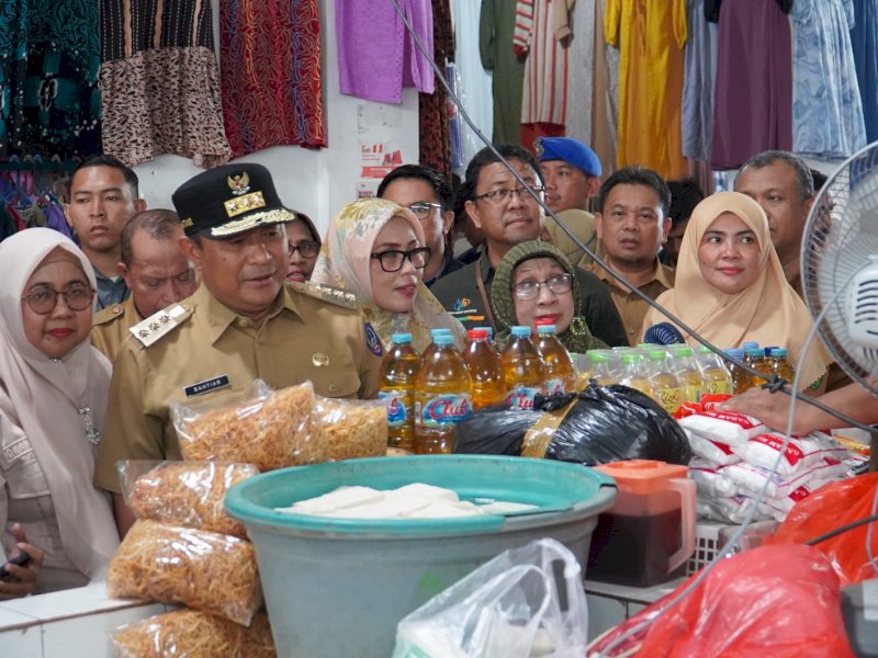 Penjabat (Pj) Gubernur Sulawesi Selatan (Sulsel), Bahtiar Baharuddin bersama Wakil Bupati Maros, Hj. Suhartina Bohari meninjau harga sembako pasar tradisional Batangase, Kecamatan Mandai, Kabupaten Maros, Selasa (21/11/2023). dok. DisKominfo-SP