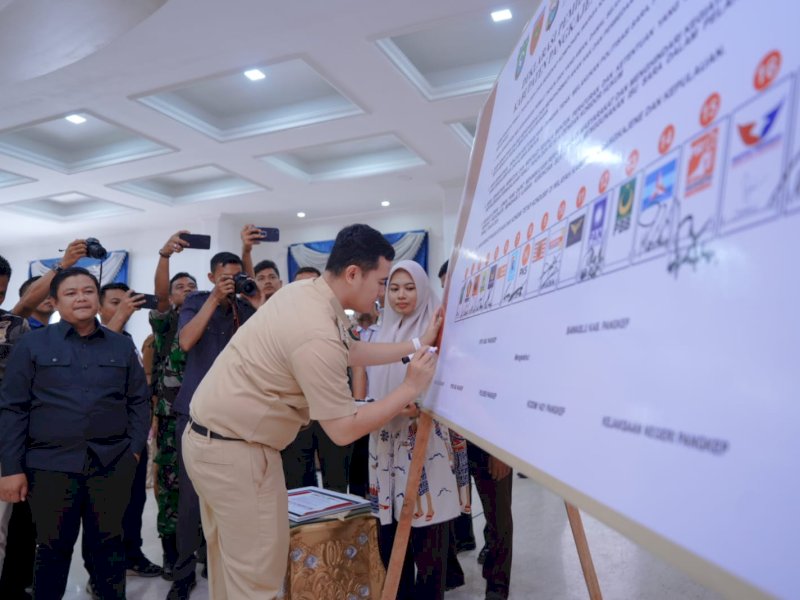 Bupati Pangkep, Muhammad Yusran Lalogau (MYL) menandatangani deklarasi ASN bisa menjaga netralitas dan melaksanakan tupoksi sesuai Undang-undang. @Jejakfakta/dok. Pemkab Pangkep