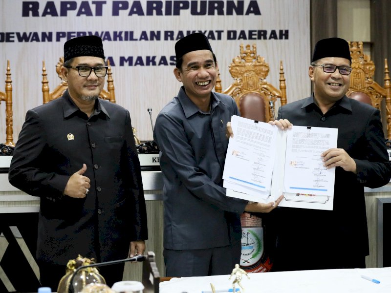 Persetujuan tersebut dituangkan dalam bentuk Penandatanganan Nota Kesepahaman antara Wali Kota Makassar Moh Ramdhan Pomanto dan Ketua DPRD Makassar Rudianto Lallo di Ruang Banggar, Selasa (21/11/2023) malam. @Jejakfakta/dok. Humas Pemkot Makassar