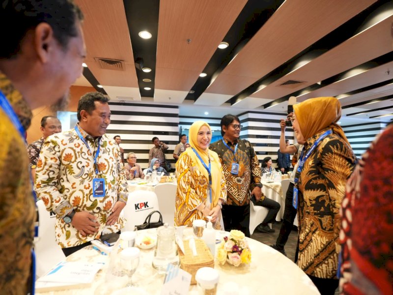 Penjabat (Pj) Gubernur Sulsel, Bahtiar Baharuddin dan Penjabat Ketua Tim Penggerak PKK Provinsi Sulsel, Sofha Marwah Bahtiar, mengikuti pembekalan antikorupsi KPK. @Jejakakta/dok. Humas Pemprov Sulsel