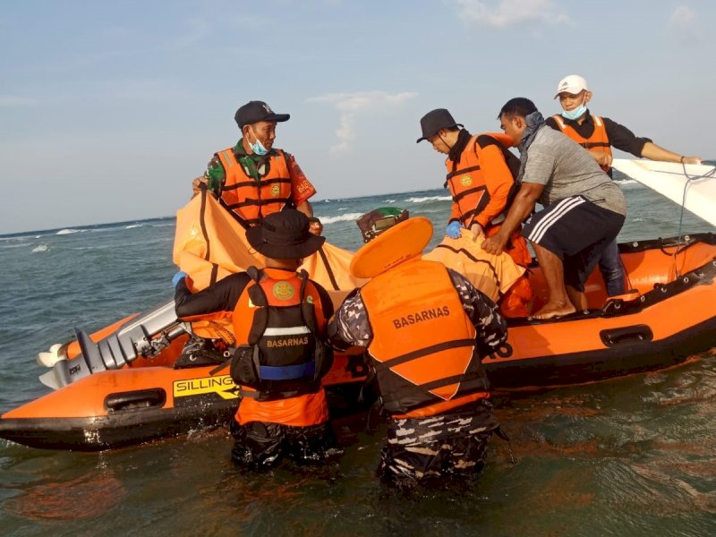  Tim SAR Gabungan yang dikomandoi oleh Basarnas Makassar mengevakuasi nelayan meninggal dunia di pesisir pantai Pulau Tompotanah, Kecamatan Tanakeke, Rabu (22/11/2023). @Jejakfakta/dok. Basarnas