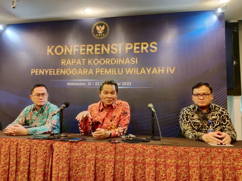 Ketua DKPP Heddy Lugito kepada wartawan di sela Rapat Koordinasi Penyelenggara Pemilu Wilayah IV di Makassar, Sulawesi Selatan (Sulsel), Rabu (22/11/2023).&nbsp;@Jejakfakta/Atri