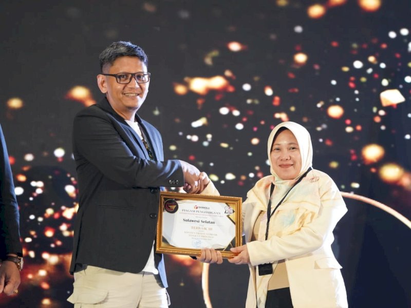 Ketua Bawaslu Sulsel, Mardiana Rusli menerima penghargaan dalam penganugerahan kehumasan Bawaslu tahun 2023 di Jakarta, Rabu (22/11/2023) kemarin. @Jejakfakta/dok. Ist.