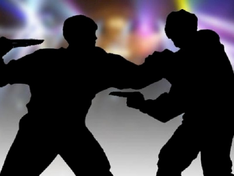 ilutrasi dua pemuda duel di Maros menggukan senjata tajam.