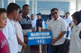 Bupati Andi Utta Serahkan 123 Rumpon ke 21 Kelompok Nelayan