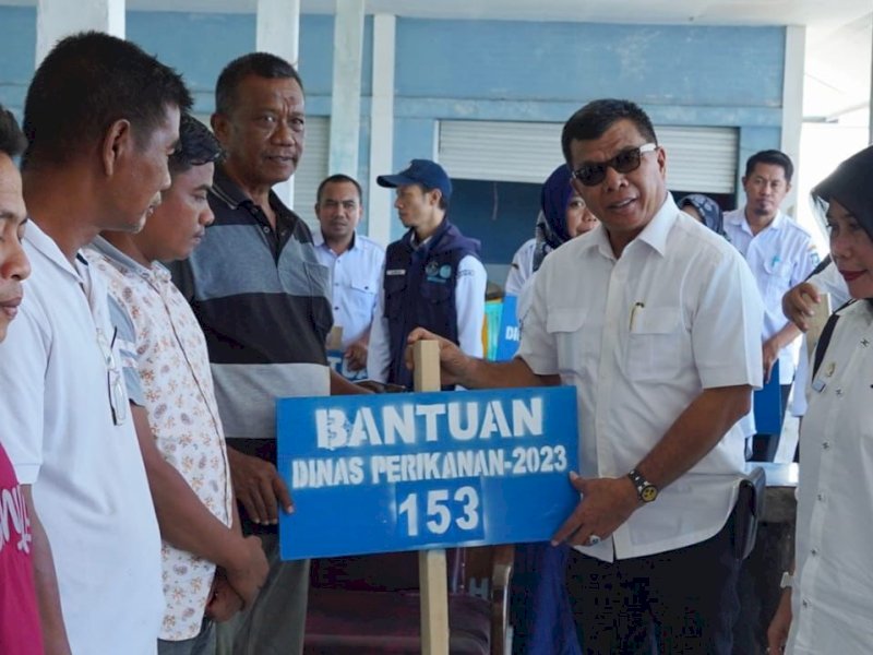 Bupati Bulukumba Andi Muchtar Ali Yusuf menyerahkan bantuan rumpon atau rumah ikan kepada kelompok nelayan di tujuh Kecamatan. Penyerahan rumpon dipusatkan di Tempat Pelelangan Ikan (TPI) Bentengnge, Kecamatan Ujung Bulu, Bulukumba, Rabu (22/11/2023). @Jejakfakta/dok. Humas Pemkab Bulukumba