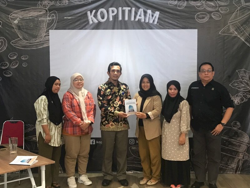 Walhi Sulsel menggelar peluncuran dan diseminasi riset berjudul 'Identifikasi Pelanggaran HAM & Strategi Bertahan Hidup 'Survival' Perempuan Kodingareng-Galesong Dalam Menghadapi Perubahan Iklim' di Makassar, Kamis (23/11/2023). @Jejakfakta/dok. Walhi Sulsel