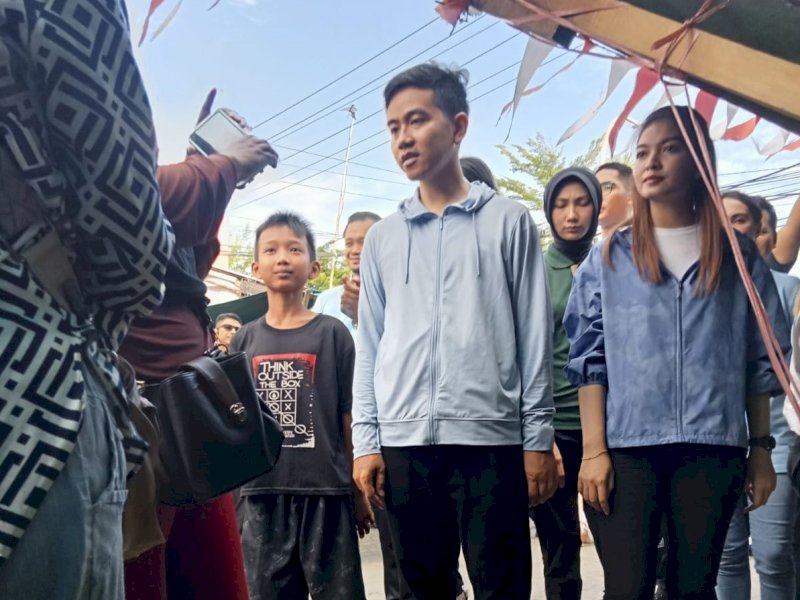  Calon Wakil Presiden (Cawapres), Gibran Rakabuming Raka saat blusukan di pasar tradisional Terong Makassar, Sabtu (25/11/2023). @Jejakfakta/Atri