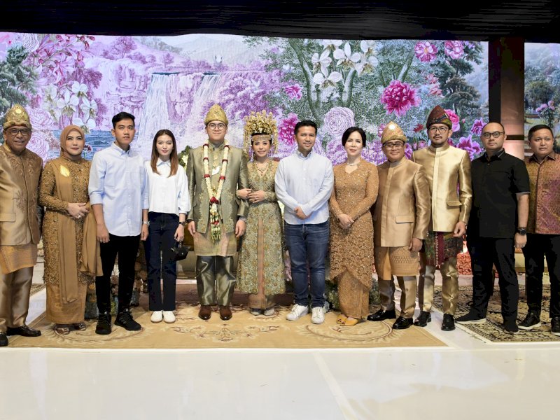 Calon Wakil Presiden (Cawapres) Gibran Rakabuming Raka bersama Wakil Gubernur Jawa Timur Emil Dardak menghadiri resepsi pernikahan Siti Hamsinah Khaeratunnisa dan Andi Anugrah Idris Manggabarani di ballroom Hotel Four Points by Sheraton, Jl Andi Djemma, Kota Makassar, Sabtu (25/11/2023). @Jejakfakta/Reza Arifuddin