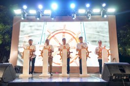 Putar Kemudi Kapal Pinisi, Pj Gubernur Bersama Pimpinan OJK Launching Program EKI di Desa Lembanna