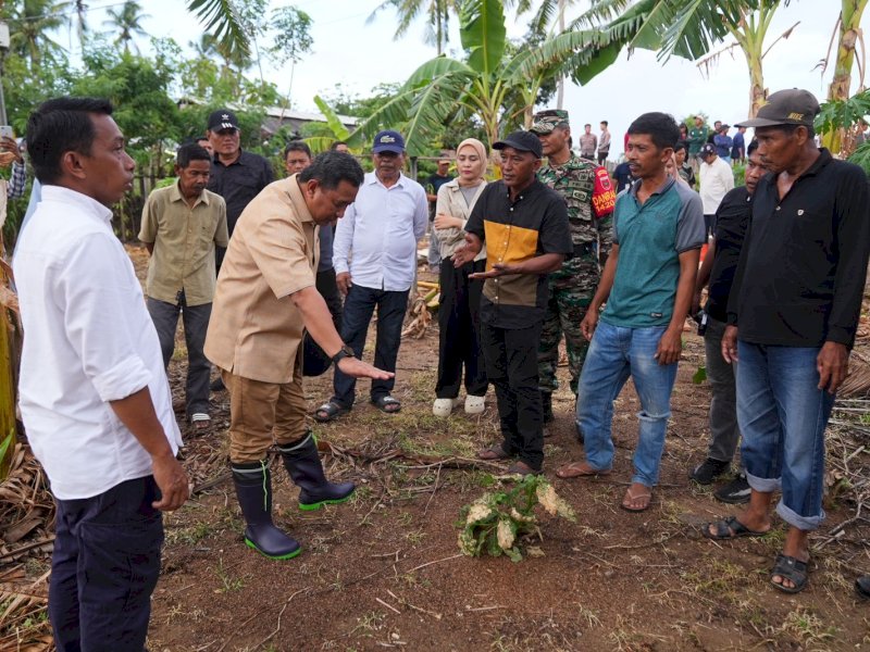 Penjabat Gubernur Sulsel, Bahtiar Baharuddin bersama Wakil Ketua DPRD Sulsel, Syaharuddin Alrif melakukan kunjungan kerja ke Desa Damai, Kecamatan Watangsidenreng, Kabupaten Sidenreng Rappang (Sidrap), Sabtu (25/11/2023). @Jejakfakta/dok. Humas Pemprov Sulsel