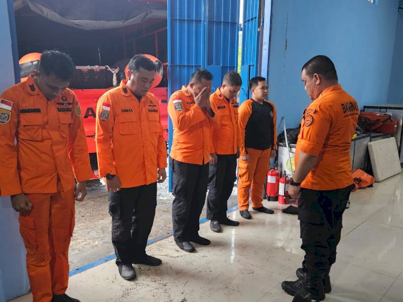 Basarnas Makassar menerjunkan personelnya ke lokasi pantai Biru untuk melakukan pencarian korban. @Jejakfakta/dok. Basarnas Makassar