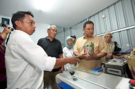 Didampingi Wakil Ketua DPRD Sulsel, Pj Gubernur Bahtiar Tinjau Pabrik Pengolahan Keripik Pisang Loka Sidenreng