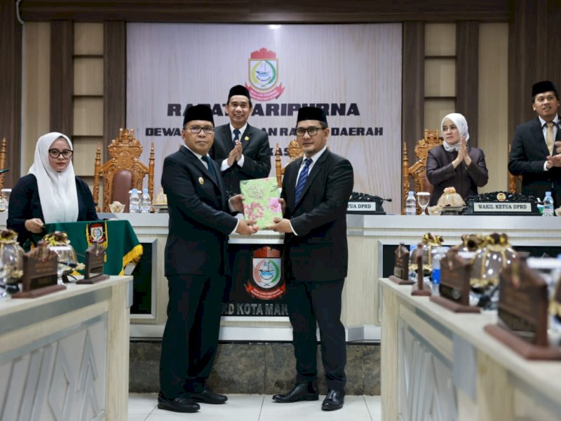Wali Kota Makassar Moh Ramdhan Pomanto menyerahkan naskah Ranperda Tentang APBD Tahun Anggaran 2024 di Ruang Banggar DPRD Makassar, Minggu, (26/11/2023).&nbsp;@Jejakfakta/dok. Humas Pemkot Makassar