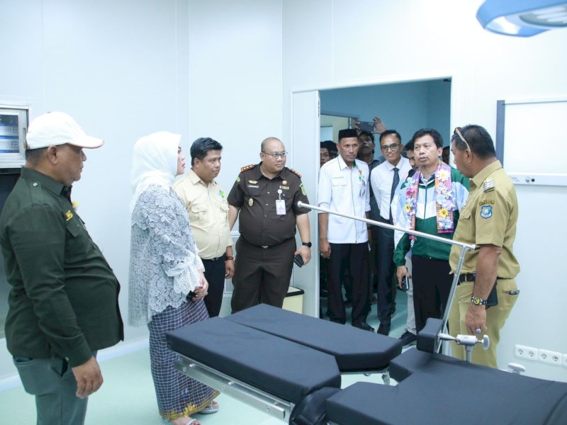 Bupati Bulukumba Andi Muchtar Ali Yusuf didampingi Wakil Bupati Kadis Kesehatan Provinsi Sulawesi Selatan dr. HM Ishak Iskandar meninjau ruangan usai meresmikan RSUD Pratama Tanete yang terletak Kelurahan Tanete Kecamatan Bulukumpa, Senin (27/11/2023). @Jejakfakta/dok. Humas Pemkab Bulukumba