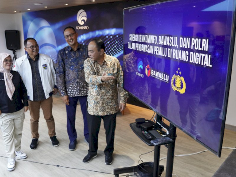 Anggota Bawaslu (paling kiri) saat peluncuran Desk Pengawasan Pemilu 2024 di ruang digital bersama Kementerian Komunikasi dan Informatika (Kominfo), dan Polri di Kantor Kemenkominfo, Selasa (28/11/2023).