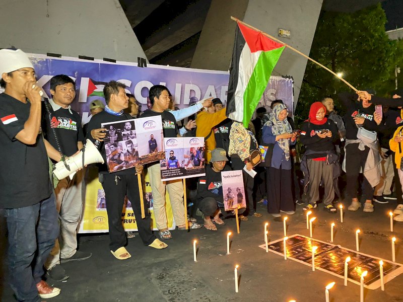  organisasi Jurnalis di Makassar, menggelar aksi solidaritas dengan membakar lilin sebagai simbol keprihatinan untuk para jurnalis yang tewas di Palestina akibat serangan Zionis Israel di Makassar. Senin (27/11/2023). @Jejakfakta/Atri