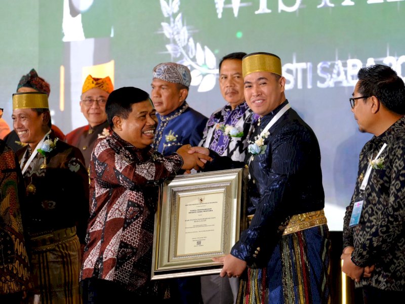 Bupati Kabupaten Pangkep Muhammad Yusran Lalogau menerima penghargaan pada malam Penganugerahan Penghargaan Kabupaten/Kota Sehat (Swasti Saba) dan STBM Award Tahun 2023, oleh Kementerian Kesehatan RI, Selasa (28/11/2023) kemarin. @Jejakfakta/dok. Humas Pemkab Pangkep