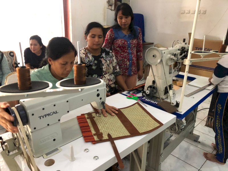 Mendukung pendampingan sentra industri kerajinan itu, Dekranasda Sulsel melalui Disperindag Sulsel juga memberikan sejumlah bantuan peralatan untuk Desa Bambalu, Kecamatan Kurra, Kabupaten Tana Toraja. @Jejakfakta/dok. Humas Pemprov Sulsel