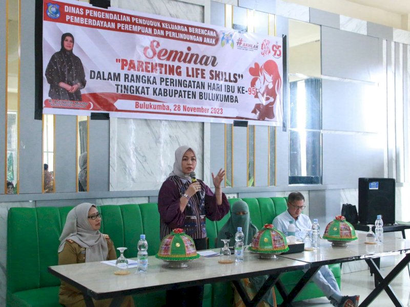 Ketua TP-PKK Kabupaten Bulukumba Hj. Andi Herfida Muchtar saat memberikan materu pada Seminar Sehari dengan tema Parenting Life Skill bertempat di Rumah Makan HDR Bulukumba, Selasa (28/11/2023). @Jejakfakta/dok. Humas Pemkab Bulukumba