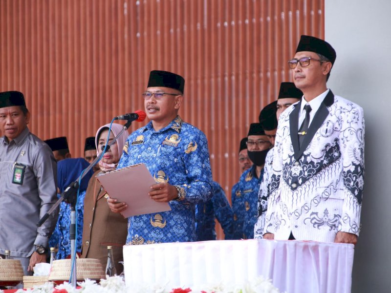 Sekretaris Daerah Bulukumba, Muh Ali Saleng memimpin pembacaan ikrar netralitas ASN dalam Pemilihan Umum (Pemilu) Serentak tahun 2024, di Lapangan Pemuda Bulukumba, Rabu (29/11/2023). @Jejakfakta/dok. Humas Pemkab Bulukumba