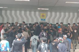 Keluhkan Pemadaman Bergilir, Mahasiswa Terobos Kantor PLN di Makassar