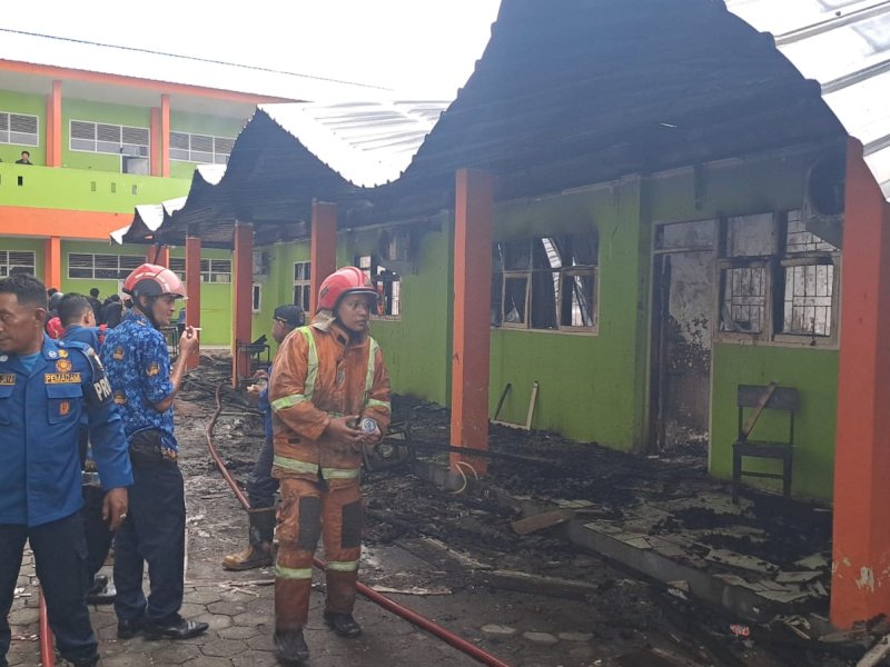 Kondisi pasca kebakaran di MAN 1 Makassar, terlihat sejumlah puing-puing sisa kebakaran, baik di ruang kelas, kantin hingga laboratorium siswa, Rabu (29/11/2023). @Jejakfakta/dok. Ist.