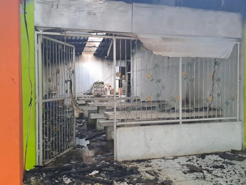 Kondisi pasca kebakaran di MAN 1 Makassar, terlihat sejumlah puing-puing sisa kebakaran, baik di ruang kelas, kantin hingga laboratorium siswa, Rabu (29/11/2023). @Jejakfakta/dok. Ist.