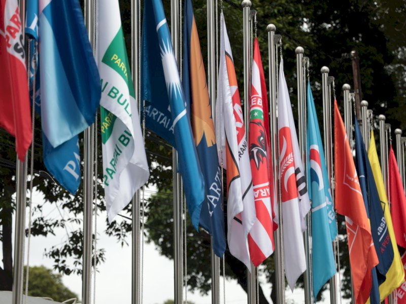Bendera partai politik peserta pemilu terpasang di Kantor Komisi Pemilihan Umum, Jakarta, Jumat (27/1/2023). dok. KOMPAS/HENDRA AGUS SETYAWAN