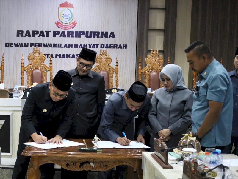 Wali Kota Makassar Moh. Ramdhan Pomanto dan Ketua DPRD Makassar Rudianto Lallo mengesahkan APBD 2024 usai Rapat Paripurna Penetapan APBD TA 2024 yang berlangsung di Ruang Banggar DPRD Makassar, Rabu (29/11/2023) malam. @Jejakfakta/dok. Humas Pemkot Makassar