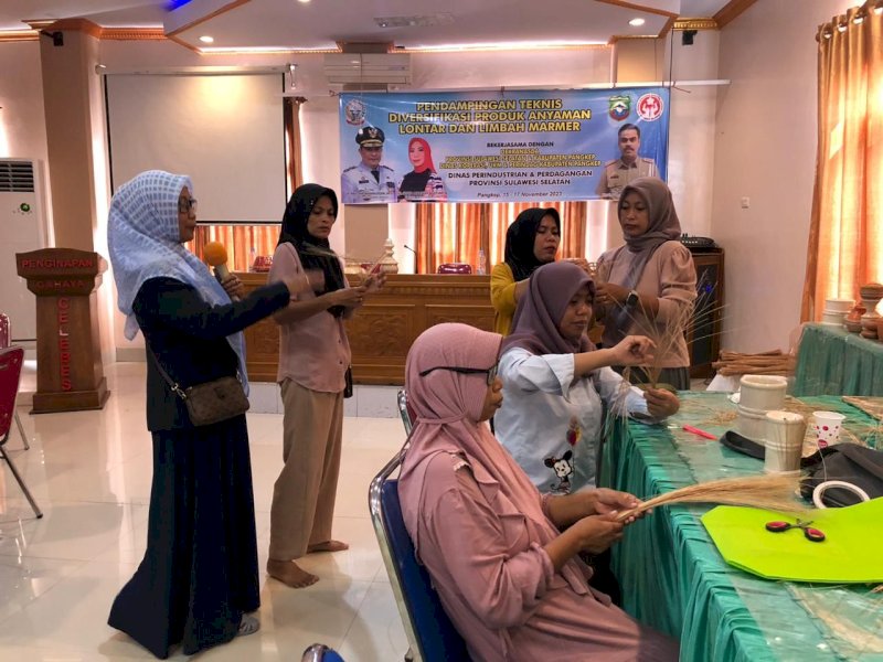 Dekranasda bersama Dinas Disperindag Pemprov Sulsel melakukan Pendampingan Teknis Diversifikasi Produk Anyaman Lontar dan Kerajinan Limbah Marmer di Kabupaten Pangkep, 15-17 November 2023. @Jejakfakta/dok. Humas Pemprov Sulsel