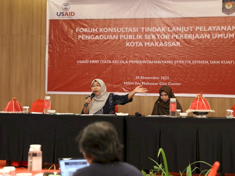 Kepala Diskominfo Makassar, Ismawaty Nur, menyampaikan rekapitulasi data sektor pekerjaan umum Kota Makassar melalui SP4N-LAPOR saat pertemuan Forum Konsultasi Tindak Lanjut Pelayanan Publik Sektor Pekerjaan Umum Kota Makassar di Hotel Ibis pada Kamis, (30/11/2023). @Jejakfakta/dok. Humas Pemkot Makassar