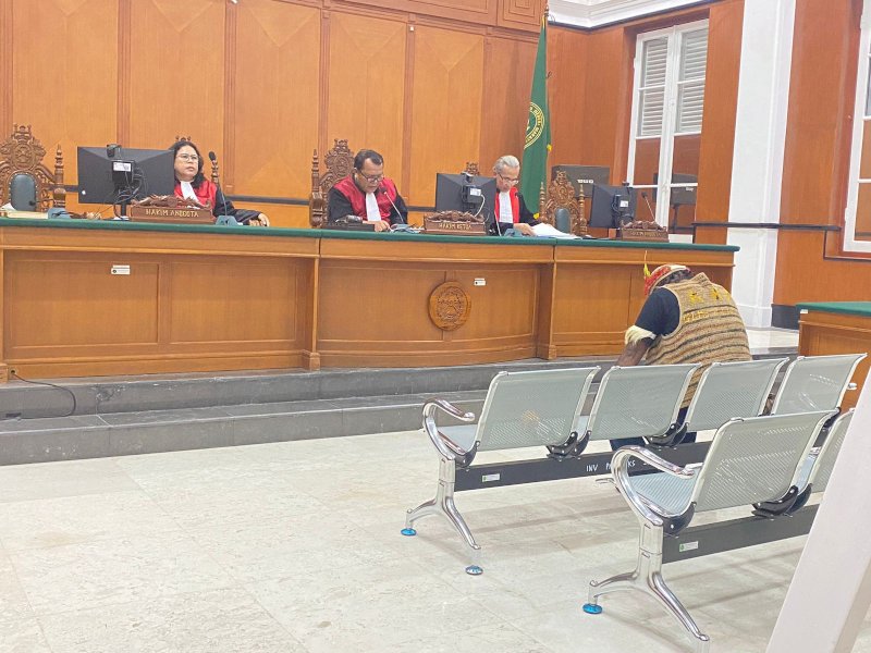 Terdakwa Bupati Mamberamo Tengah nonaktif, Ricky HAM Pagawak langsung tertunduk usai divonis selama 13 tahun penjara dan denda Rp 500 juta oleh Majelis hakim Pengadilan Negeri (PN) Tipikor Makassar, Kamis (30/11/2023). @Jejakfakta/Atri