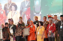 Kabupaten Maros Terima Penghargaan Kabupaten Sehat Tahun 2023, Suhartina: Wujudkan Lingkungan Sehat dalam Pengendalian Penyakit