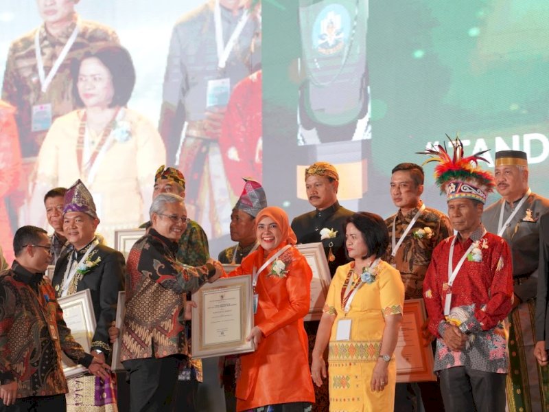 Wakil Bupati Maros Hj.Suhartina Bohari menerima penghargaan swasti saba kategori wiwerda dari Kementerian Kesehatan RI pada ajang penghargaan Kabupaten/Kota (swasti saba) dan STBM award tahun 2023, di Grand Ballroom Hotel Kampinski, Jakarta, Selasa (29/11/2023). @Jejakfakta/dok. DisKominfo-SP Maros
