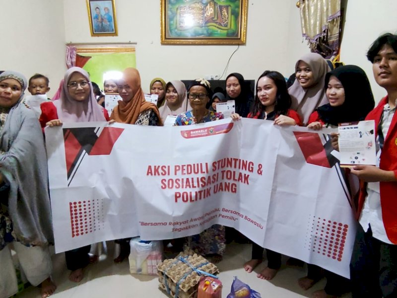 Mahasiswa magang Universitas Hasanuddin (Unhas) membagikan paket makanan bergizi untuk masyarakat binaan Posyandu di Desa Bontobahari, Kecamatan Bontoa, Maros, Kamis (30/11/2023). @Jejakfakta/Samsir