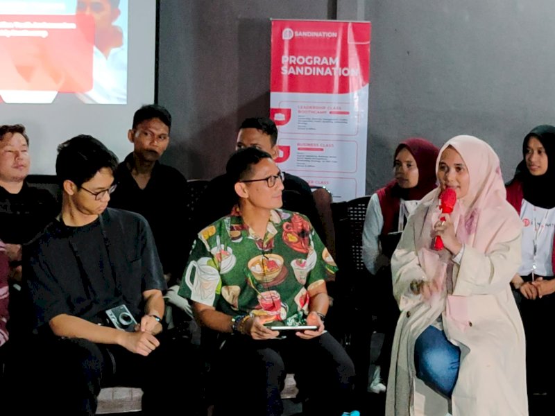 Ketua Bappilu PPP Sandiaga Uno bersama putra calon presiden capres Ganjar Prawono, Muhammad Zinedine Alam Ganjar dalam kegiatan Coffee Break, Diskusi Santai, dan Inspiratif, yang digelar di Naf Space, Makassar, Sulawesi Selatan, Jumat (1/12/2023) malam. @Jejakfakta/Atri