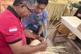 Dekranasda Sulsel Berikan Bantuan dan Pendampingan Bagi Sentra Industri Anyaman Bambu di Sinjai