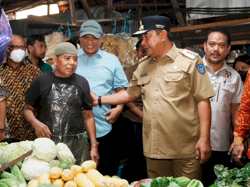 Pj Gubernur Sulsel Bahtiar Baharuddin saat memantau harga di pasar beberapa waktu lalu. @Jejakfakta/dok. Humas Pemprov Sulsel