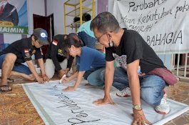 Relawan Mileanies di Makassar Galakkan Spanduk Rakyat, Dibuat dari Kain Karung Beras