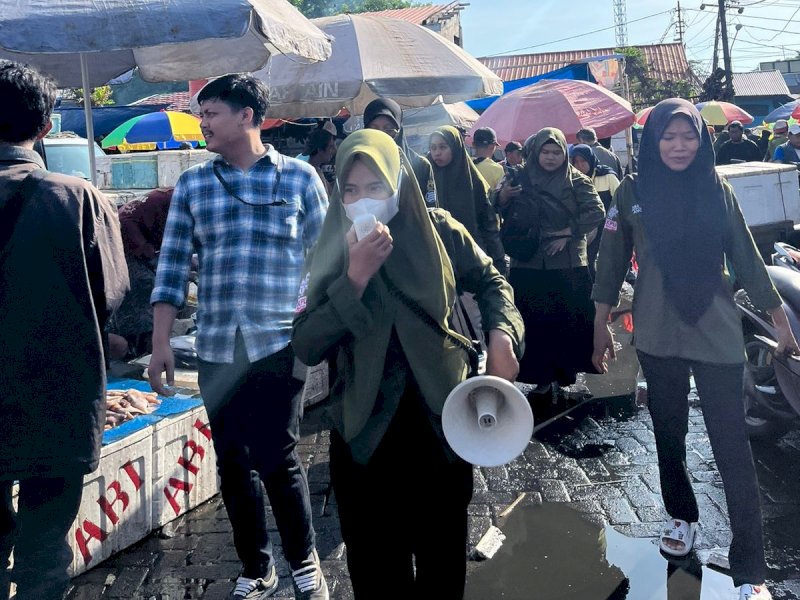  PPK Divisi Sosdiklih dan Parmas, bersama PPS Divisi Teknis dan Parmas Kecamatan Ujung Tanah, melaksanakan kegiatan sosialisasi dengan menyasar pedagang dan pengunjung Tempat Pelelangan Ikan (TPI) Paotere, di Jalan Sabutung, Kota Makassar, Minggu pagi (3/12/2023). @Jejakfakta/dok. Istimewa