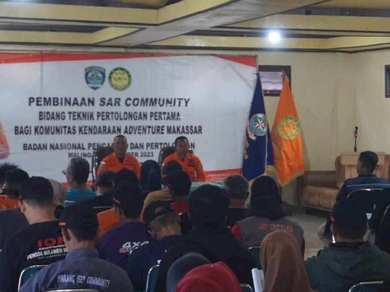 Suhardi yang mewakili Direktur Bina Potensi Basarnas saat membuka pembinaan teknik pertolongan pertama kepada Sar Community di Malino, Gowa, Sulsel,  Senin (4/12/2023) pagi. @Jejakfakta/dok. Basarnas Makassar