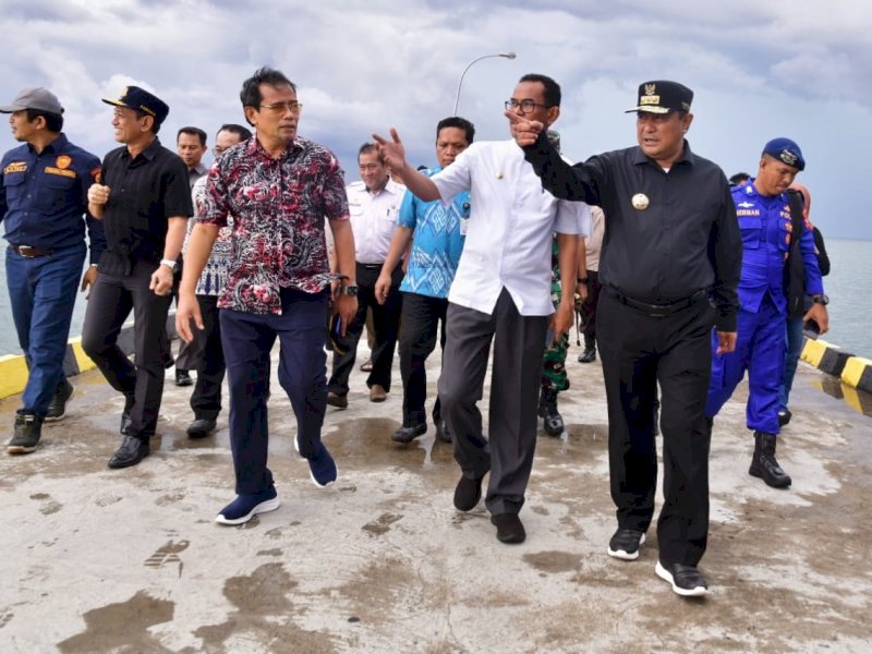 Penjabat (Pj) Gubernur Sulawesi Selatan (Sulsel), Bahtiar Baharuddin, melakukan peninjauan ke Pelabuhan Perikanan Boddia, Kabupaten Takalar, Minggu (3/12/2023). @Jejakfakta/dok. Humas Pemprov Sulsel