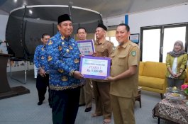 Bupati Maros Serahkan Penghargaan kepada Desa yang Aktif Jalankan Perpustakaan Berbasis Inklusi