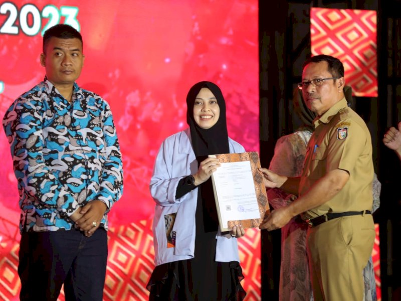 Sekretaris Daerah Kota Makassar, Muh Ansar, menyerahkan sertifikat kekayaan intelektual komunal untuk 20 makanan yang ada di Makassar, saat launching Calender of Event (CoE) 2024 Kota Makassar, yang digelar di Hotel Claro, Senin (4/12/2023). @Jejakfakta/dok. Humas Pemkot Makassar